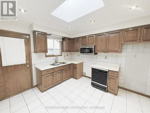 Kitchen - 7 Quincy Court, Hamilton, ON - Indoor Photo Showing Kitchen With Double Sink