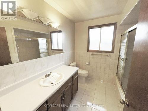 Main 4pc Bathroom - 7 Quincy Court, Hamilton, ON - Indoor Photo Showing Bathroom