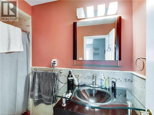 Full bath featuring curtained shower - 9183 Silver Street, Caistor Centre, ON - Indoor