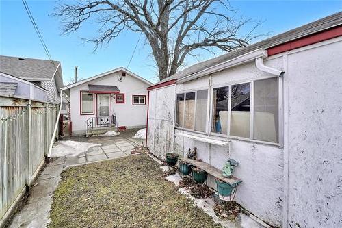 693 Walker Ave, Winnipeg, MB 