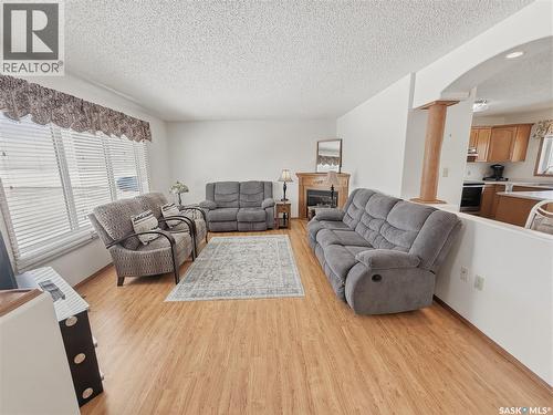 533 Palliser Drive, Swift Current, SK - Indoor Photo Showing Living Room
