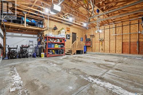 1532 Maple Hill Crescent N, Regina, SK - Indoor Photo Showing Garage