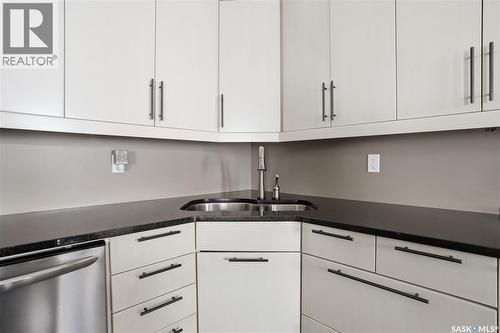 1532 Maple Hill Crescent N, Regina, SK - Indoor Photo Showing Kitchen With Double Sink