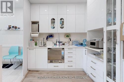17 Cathedral High Street, Markham, ON - Indoor Photo Showing Kitchen