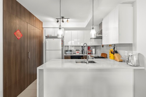 Cuisine - 304-357 Boul. Brunswick, Pointe-Claire, QC - Indoor Photo Showing Kitchen With Double Sink With Upgraded Kitchen