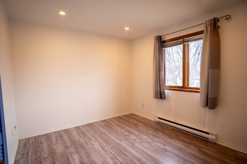 Chambre à coucher - 524 Rue Lauzon, Laval (Sainte-Dorothée), QC - Indoor Photo Showing Other Room