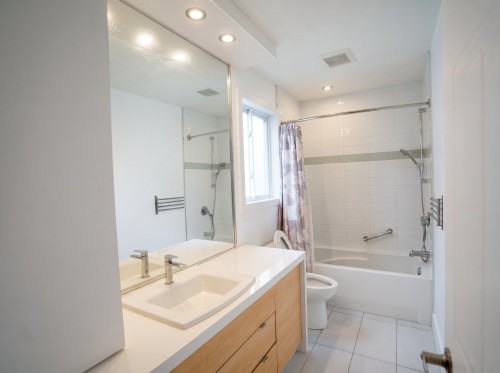 Salle de bains - 524 Rue Lauzon, Laval (Sainte-Dorothée), QC - Indoor Photo Showing Bathroom