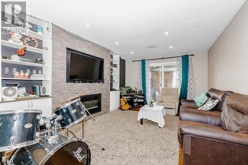 125 Hawkins Drive, Cambridge, ON - Indoor Photo Showing Living Room With Fireplace