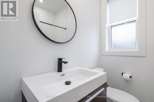 204 Balsam Avenue, Hamilton, ON - Indoor Photo Showing Bathroom