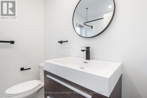 204 Balsam Avenue, Hamilton, ON - Indoor Photo Showing Bathroom