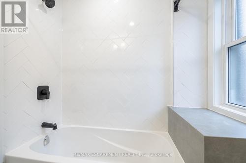 204 Balsam Avenue, Hamilton, ON - Indoor Photo Showing Bathroom