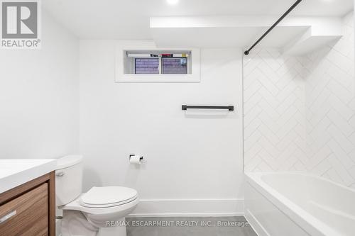 204 Balsam Avenue, Hamilton, ON - Indoor Photo Showing Bathroom