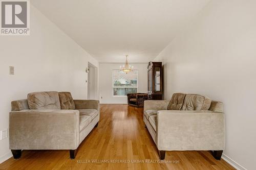 90 Lynette Drive, Hamilton, ON - Indoor Photo Showing Living Room