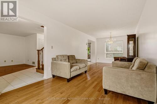 90 Lynette Drive, Hamilton, ON - Indoor Photo Showing Living Room