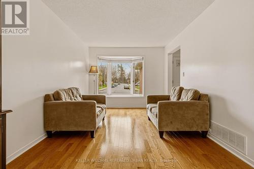 90 Lynette Drive, Hamilton, ON - Indoor Photo Showing Living Room