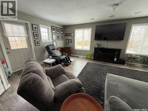 113 7Th Avenue Se, Weyburn, SK - Indoor Photo Showing Living Room