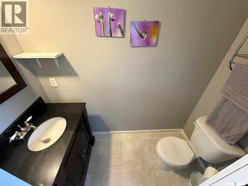 113 7Th Avenue Se, Weyburn, SK - Indoor Photo Showing Bathroom