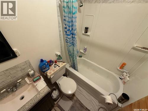 113 7Th Avenue Se, Weyburn, SK - Indoor Photo Showing Bathroom