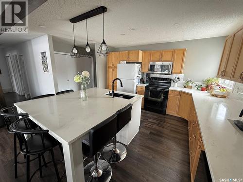 113 7Th Avenue Se, Weyburn, SK - Indoor Photo Showing Kitchen