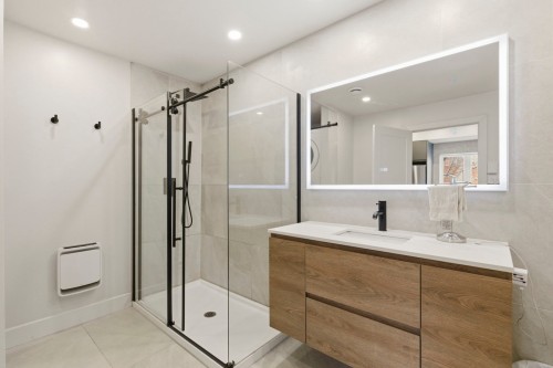 Salle de bains - 9535 Rue Notre-Dame E., Montréal (Mercier/Hochelaga-Maisonneuve), QC - Indoor Photo Showing Bathroom