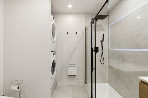 Salle de bains - 9535 Rue Notre-Dame E., Montréal (Mercier/Hochelaga-Maisonneuve), QC - Indoor Photo Showing Laundry Room