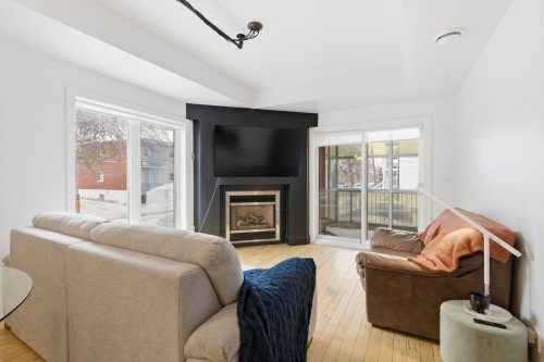Salon - 9535 Rue Notre-Dame E., Montréal (Mercier/Hochelaga-Maisonneuve), QC - Indoor Photo Showing Living Room With Fireplace