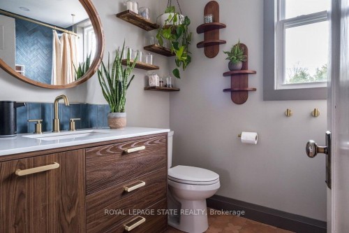 36 Eastbourne Avenue, Hamilton, ON - Indoor Photo Showing Bathroom