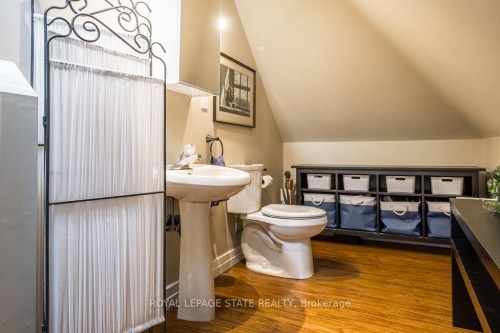 36 Eastbourne Avenue, Hamilton, ON - Indoor Photo Showing Bathroom