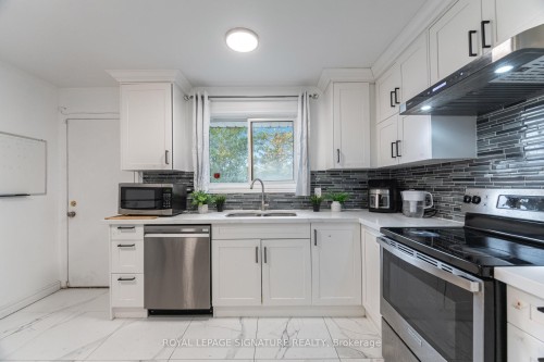 406 Tamarack Drive, Waterloo, ON - Indoor Photo Showing Kitchen