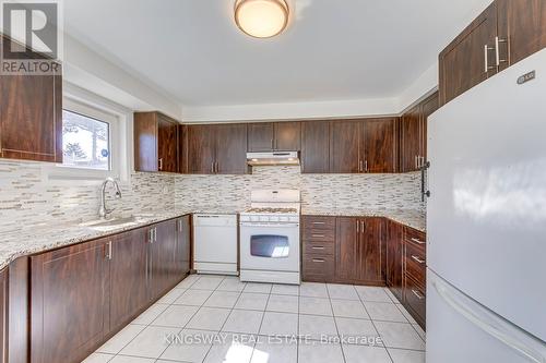 4020 Melfort Crescent, Mississauga, ON - Indoor Photo Showing Kitchen