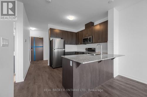 Entrance and kitchen with bar - 412 - 3265 Carding Mill Trail, Oakville, ON - Indoor Photo Showing Kitchen