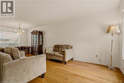 90 Lynnette Drive, Hamilton, ON - Indoor Photo Showing Living Room