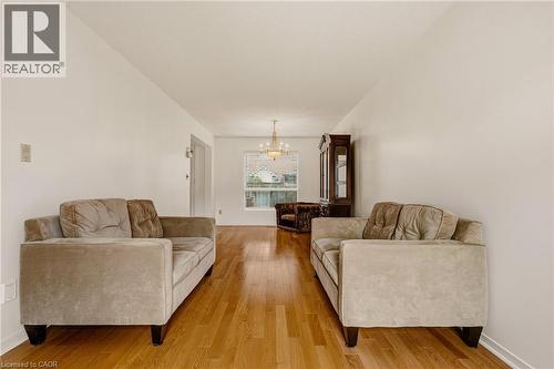 90 Lynnette Drive, Hamilton, ON - Indoor Photo Showing Living Room