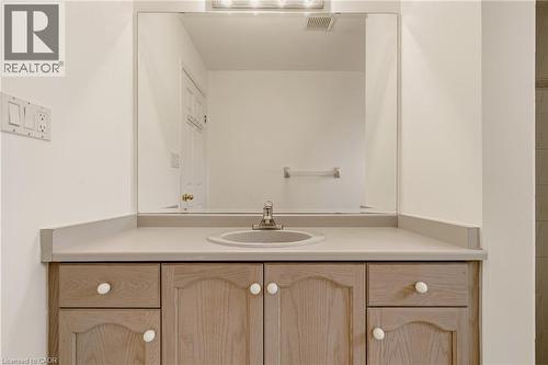 90 Lynnette Drive, Hamilton, ON - Indoor Photo Showing Bathroom