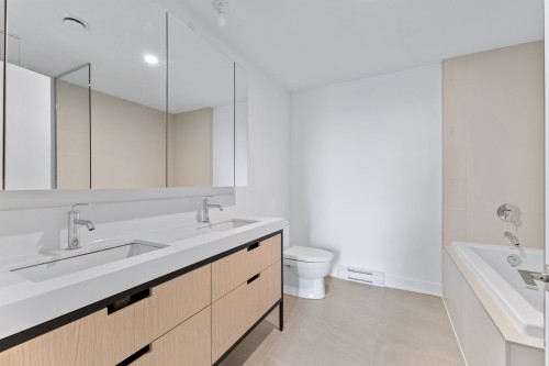 Salle de bains attenante à la CCP - 2110-60 Rue De L'Éclipse, Brossard, QC - Indoor Photo Showing Bathroom