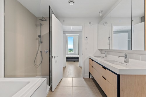 Salle de bains attenante à la CCP - 2110-60 Rue De L'Éclipse, Brossard, QC - Indoor Photo Showing Bathroom