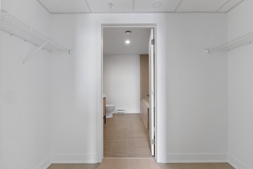 Penderie (Walk-in) - 2110-60 Rue De L'Éclipse, Brossard, QC - Indoor