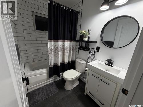 1128 Sidney Street E, Swift Current, SK - Indoor Photo Showing Bathroom