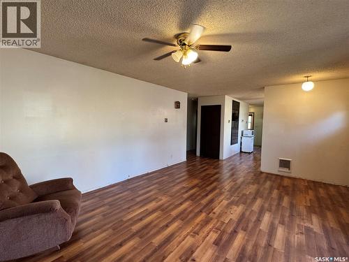 202 4Th Avenue, Landis, SK - Indoor