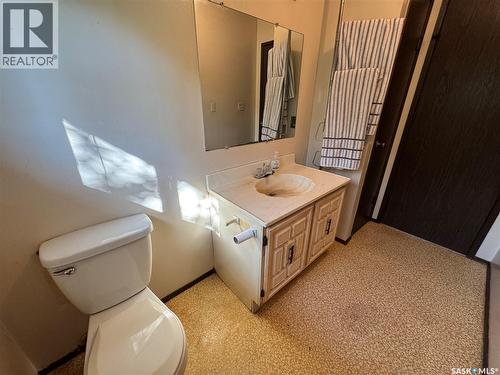 202 4Th Avenue, Landis, SK - Indoor Photo Showing Bathroom