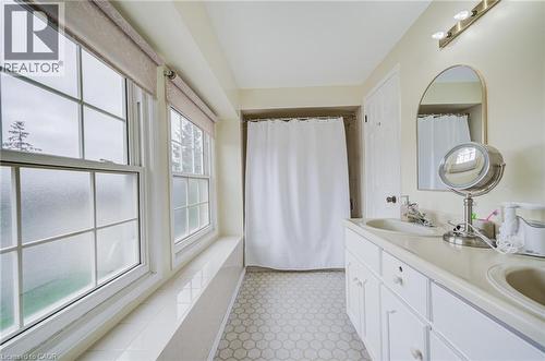 207 Stoke Drive, Kitchener, ON - Indoor Photo Showing Bathroom
