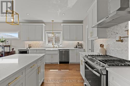 271 Memorial Park Drive, Welland (Lincoln/Crowland), ON - Indoor Photo Showing Kitchen With Stainless Steel Kitchen With Upgraded Kitchen