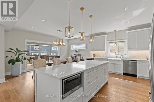271 Memorial Park Drive, Welland (Lincoln/Crowland), ON - Indoor Photo Showing Kitchen With Stainless Steel Kitchen With Upgraded Kitchen