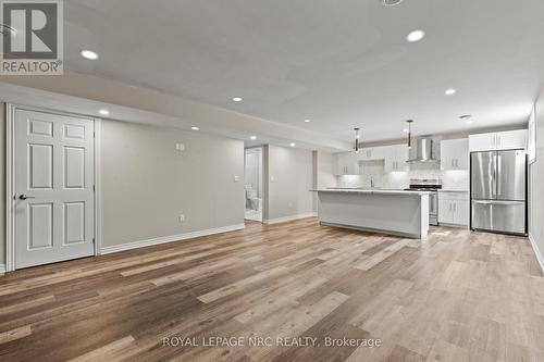 271 Memorial Park Drive, Welland (Lincoln/Crowland), ON - Indoor Photo Showing Kitchen