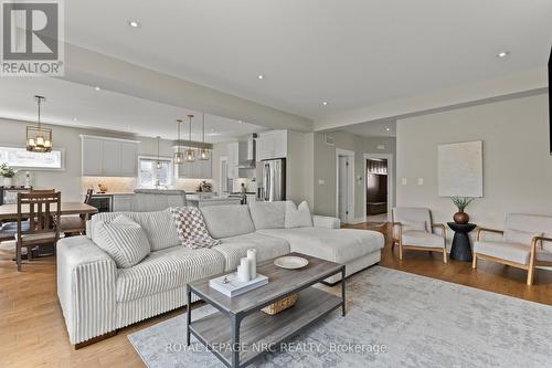 271 Memorial Park Drive, Welland (Lincoln/Crowland), ON - Indoor Photo Showing Living Room