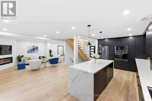 33 Dagwell Crescent, Ajax, ON - Indoor Photo Showing Kitchen With Upgraded Kitchen