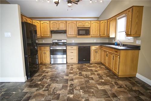 527 Duncan Crescent, Swan River, MB - Indoor Photo Showing Kitchen