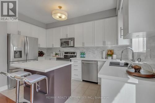 3260 Respond Road, Mississauga, ON - Indoor Photo Showing Kitchen With Upgraded Kitchen