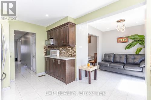 3270 Klaiman Drive, Mississauga, ON - Indoor Photo Showing Living Room