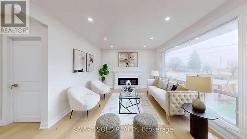 439 FERNLEIGH CIRCLE N  Richmond Hill, ON L4C 1E5